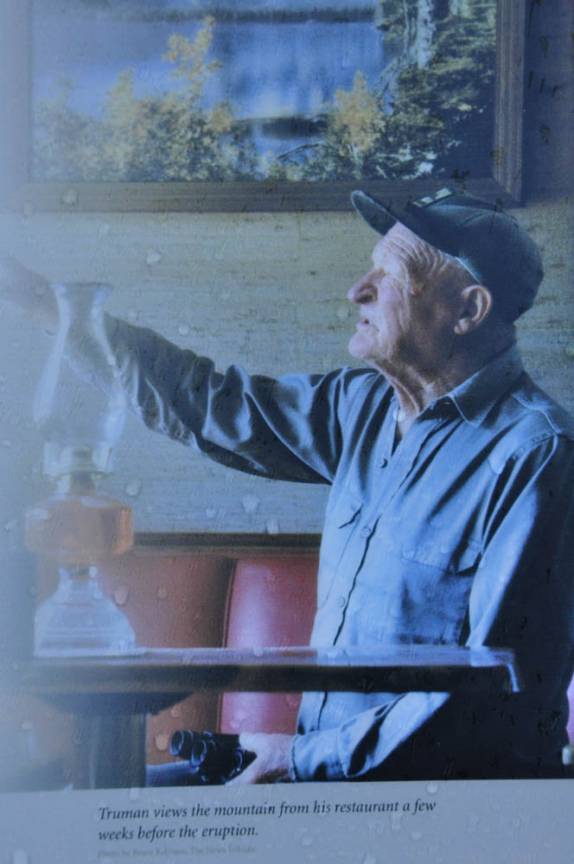 Harry Truman poucas semanas antes da grande erupçãao do Santa Helena, em seu lodge aos pés da montanha, no estado de Washington, oeste dos Estados Unidos